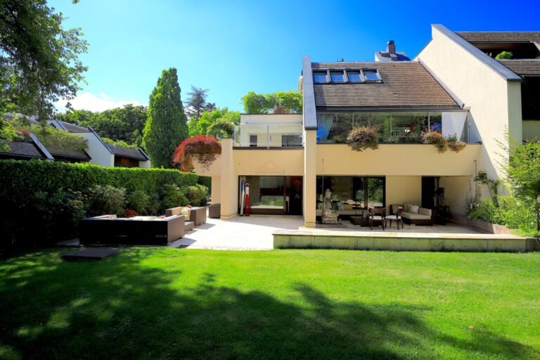 MAGNIFICENT TOWNHOUSE WITH GARDEN