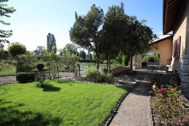 Lake view and exceptional place, house with 9 rooms and land of 3600m2