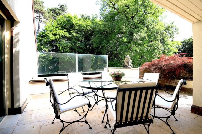 MAGNIFICENT TOWNHOUSE WITH GARDEN