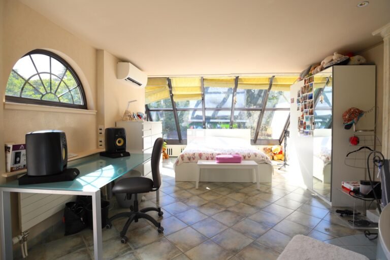 MAGNIFICENT TOWNHOUSE WITH GARDEN