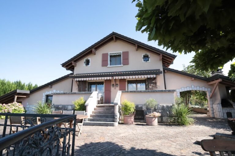 Lake view and exceptional place, house with 9 rooms and land of 3600m2