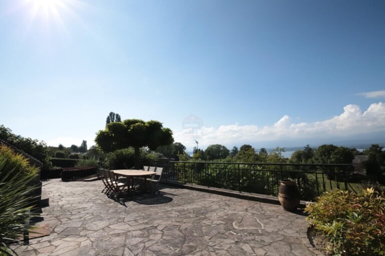 Lake view and exceptional place, house with 9 rooms and land of 3600m2