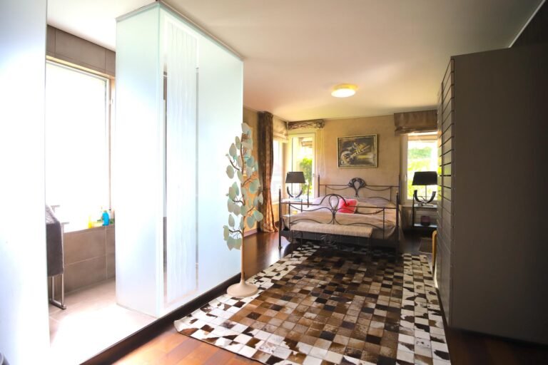 MAGNIFICENT TOWNHOUSE WITH GARDEN