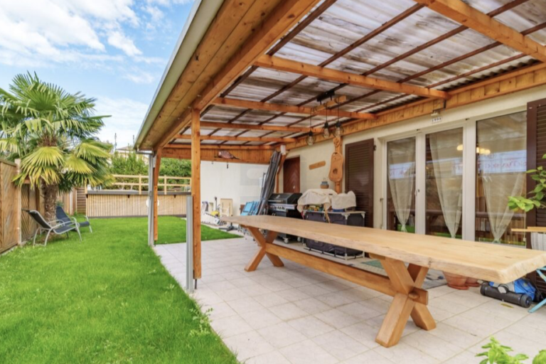 Charming detached house with swimming pool
