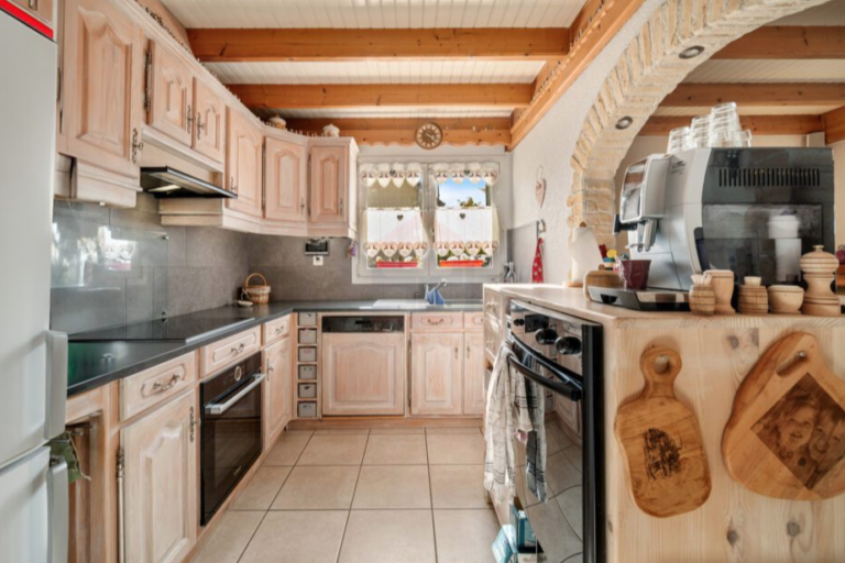 Charming detached house with swimming pool