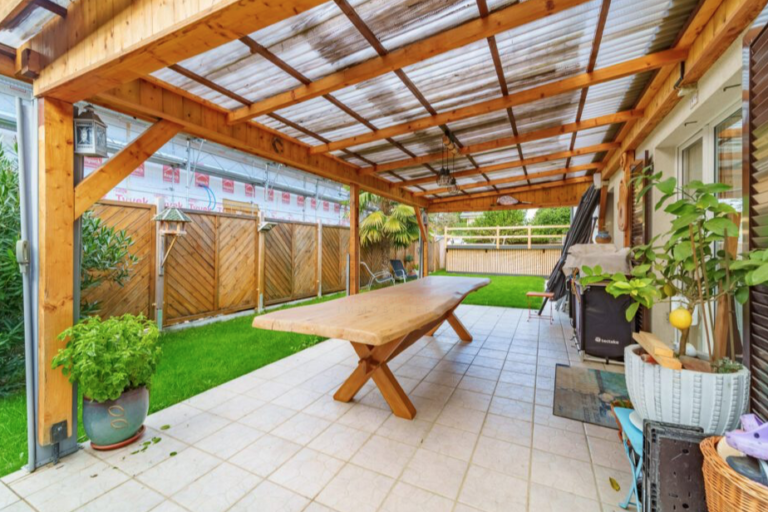Charming detached house with swimming pool