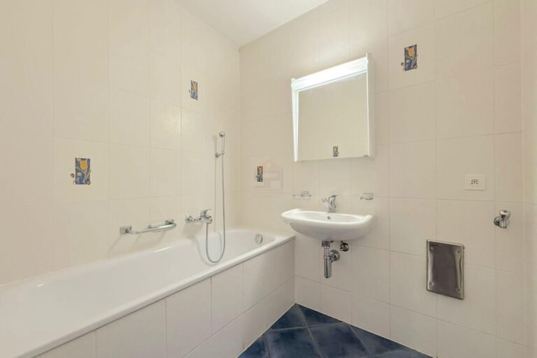 Bright 6-room through-apartment