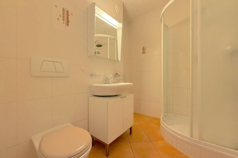 Bright 6-room through-apartment