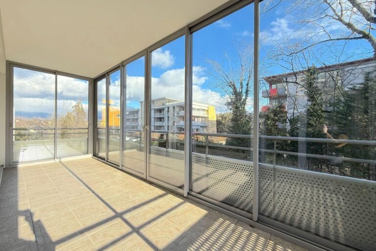 Bright 6-room through-apartment