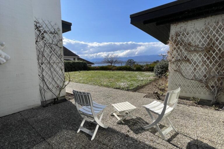 Architect-designed house with lake view