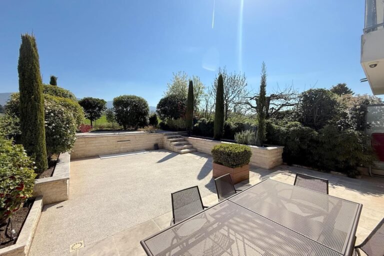 Sublime 191 m2 RDJ duplex in a quiet, leafy setting
