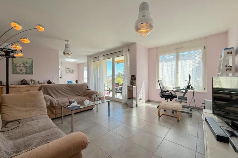 Sublime walk-through apartment in the heart of Perly