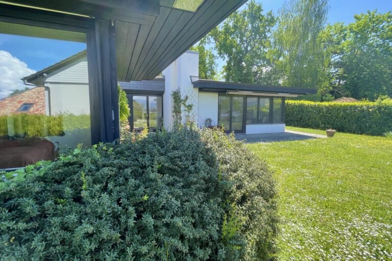 Architect-designed house with lake view
