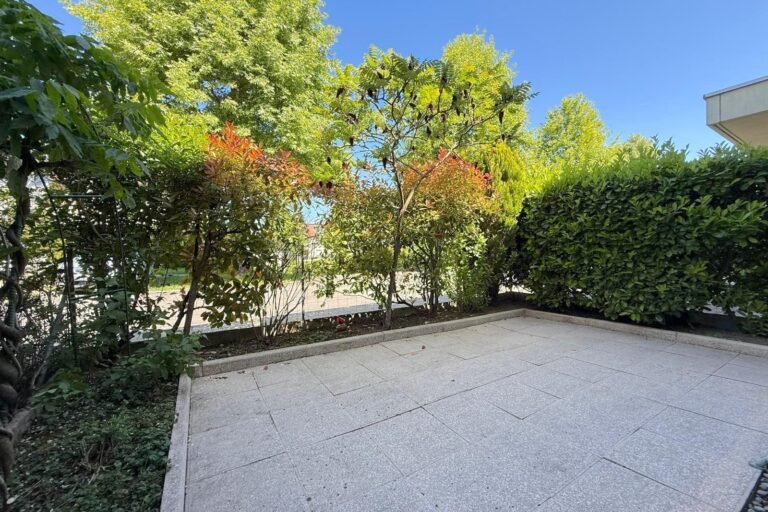 Sublime 191 m2 RDJ duplex in a quiet, leafy setting