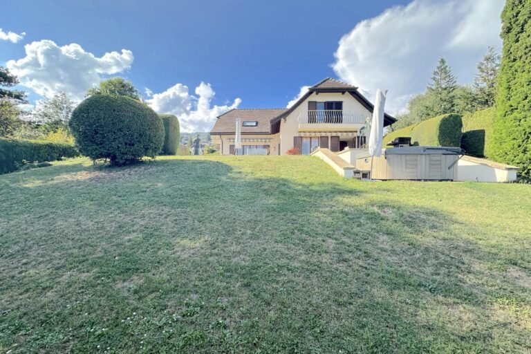 Authentic Vaudois-style house with unobstructed views of the Alps and Lake Geneva