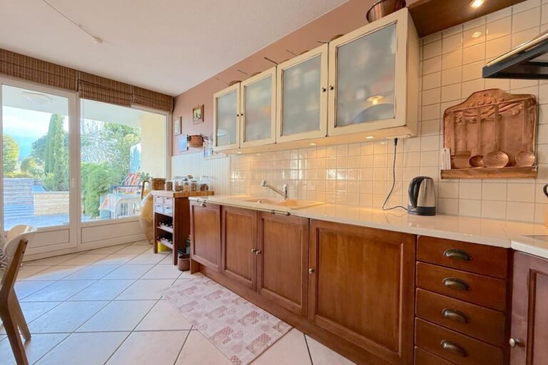 Sublime 191 m2 RDJ duplex in a quiet, leafy setting