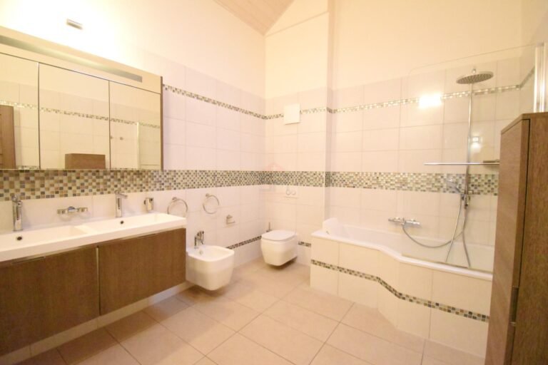 Magnificent village house with garden in Clarmont