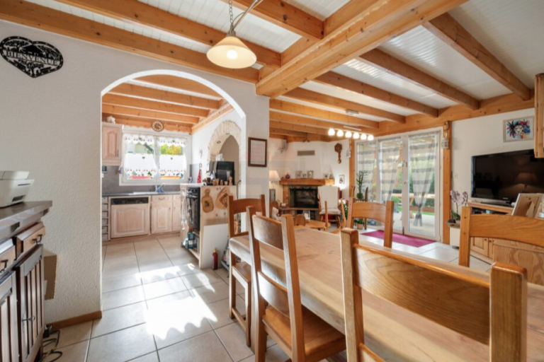 Charming detached house with swimming pool