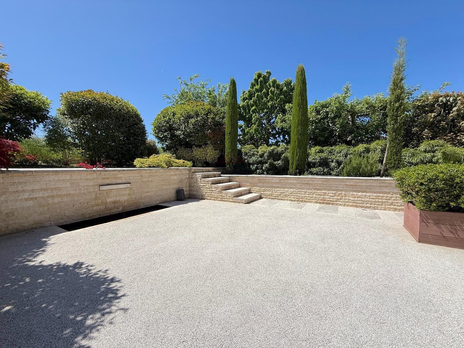 Sublime 191 m2 RDJ duplex in a quiet, leafy setting