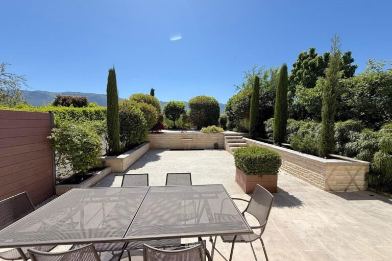 Sublime 191 m2 RDJ duplex in a quiet, leafy setting