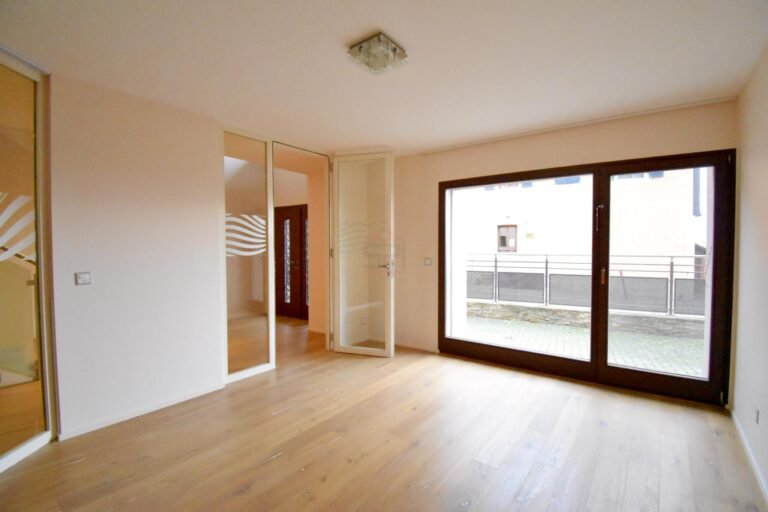 Magnificent village house with garden in Clarmont
