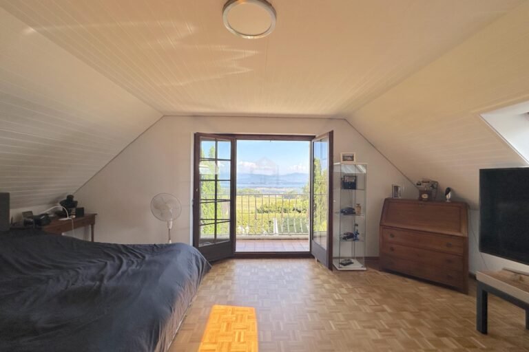 Authentic Vaudois-style house with unobstructed views of the Alps and Lake Geneva