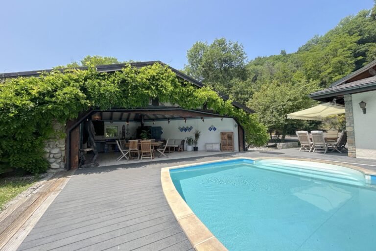 Magnificent character house with swimming pool