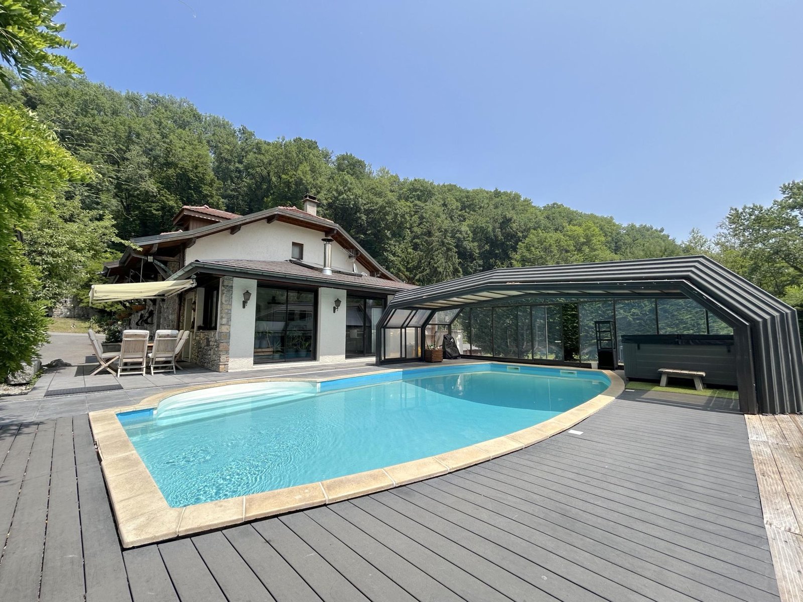 Magnificent character house with swimming pool