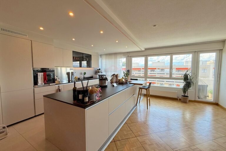 Sublime 5.5-room walk-through apartment