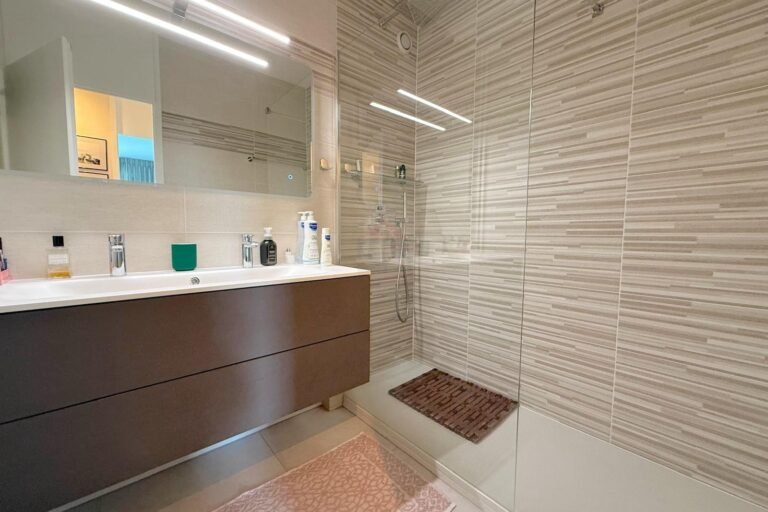 Sublime 5.5-room walk-through apartment