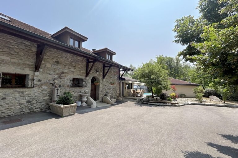 Magnificent character house with swimming pool