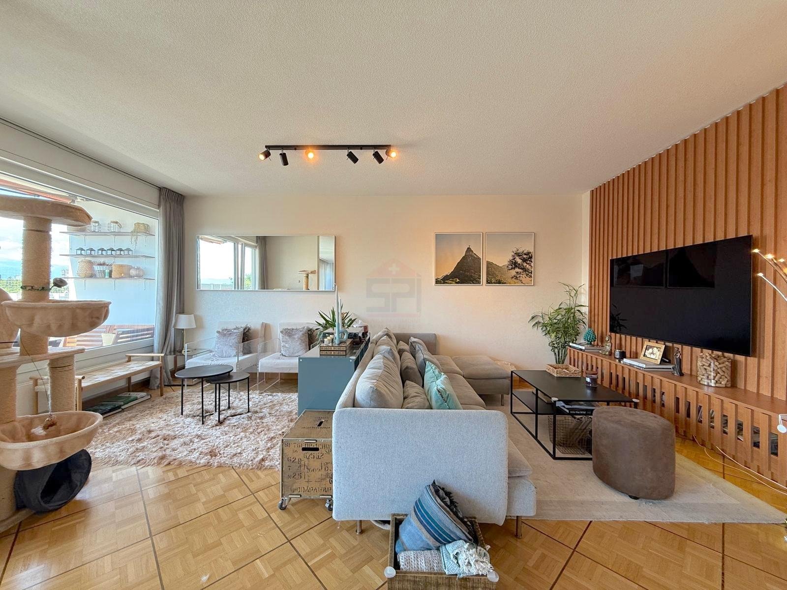 Sublime 5.5-room walk-through apartment