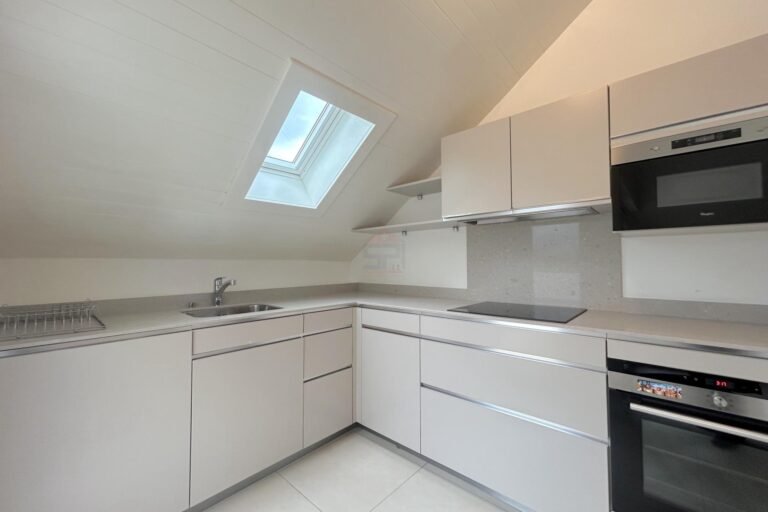 3 room penthouse of 91m2 PPE in a quiet area with open views 3 room penthouse of 91m2 PPE in a quiet area with open views