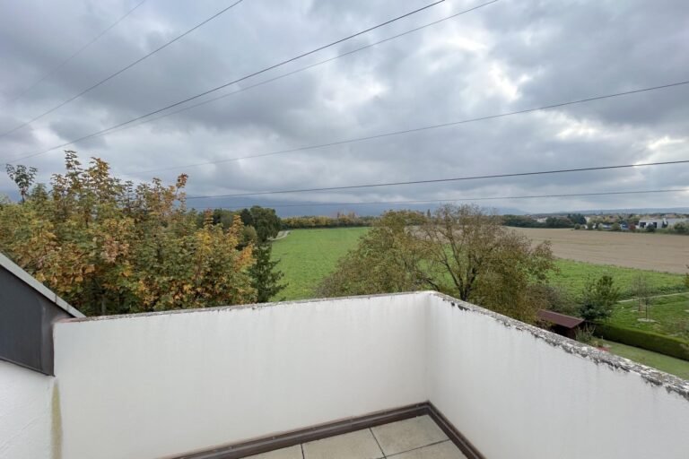 3 room penthouse of 91m2 PPE in a quiet area with open views 3 room penthouse of 91m2 PPE in a quiet area with open views