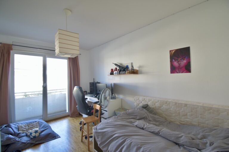 Schlafzimmer mit Balkon und Arbeitsplatz