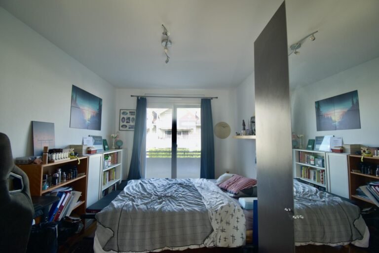Schlafzimmer mit großer Spiegelwand