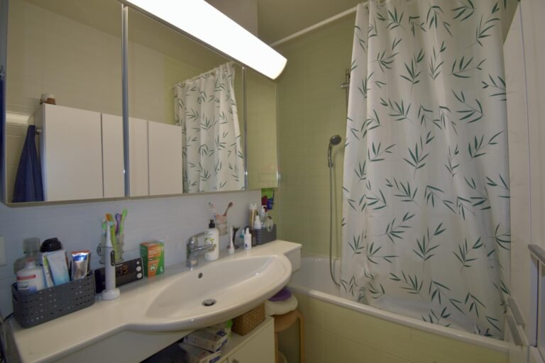 Badezimmer mit Badewanne und Waschbecken