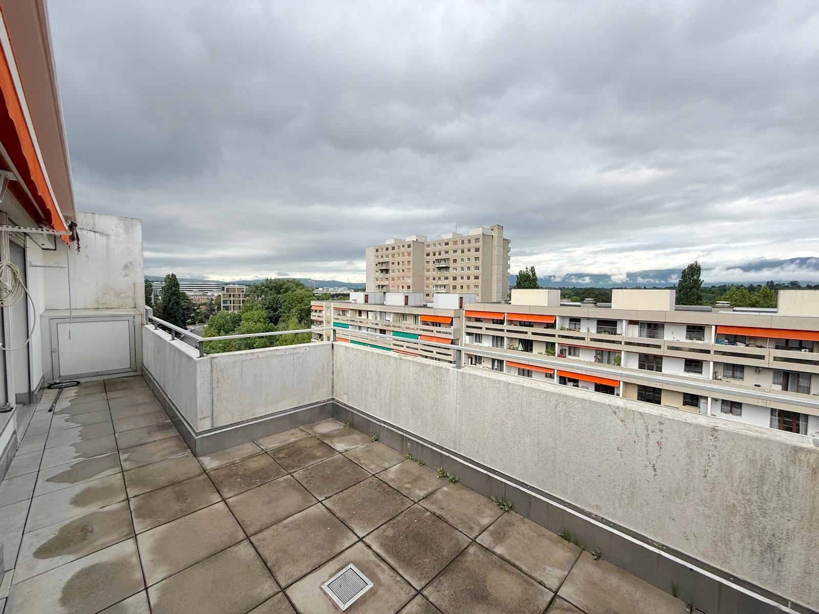 Spacieux attique traversant de 5,5 pièces à rénover