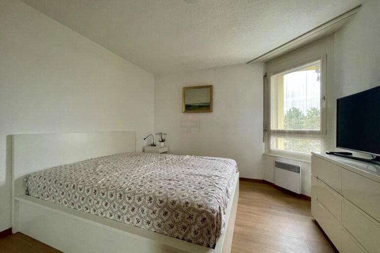Helles Schlafzimmer mit Bett und Fenster