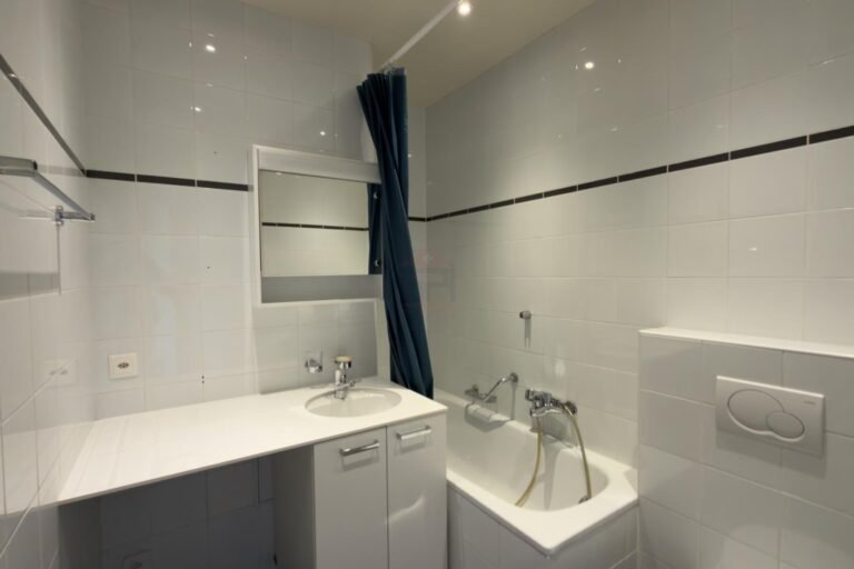 Modernes Badezimmer mit Badewanne und Waschtisch