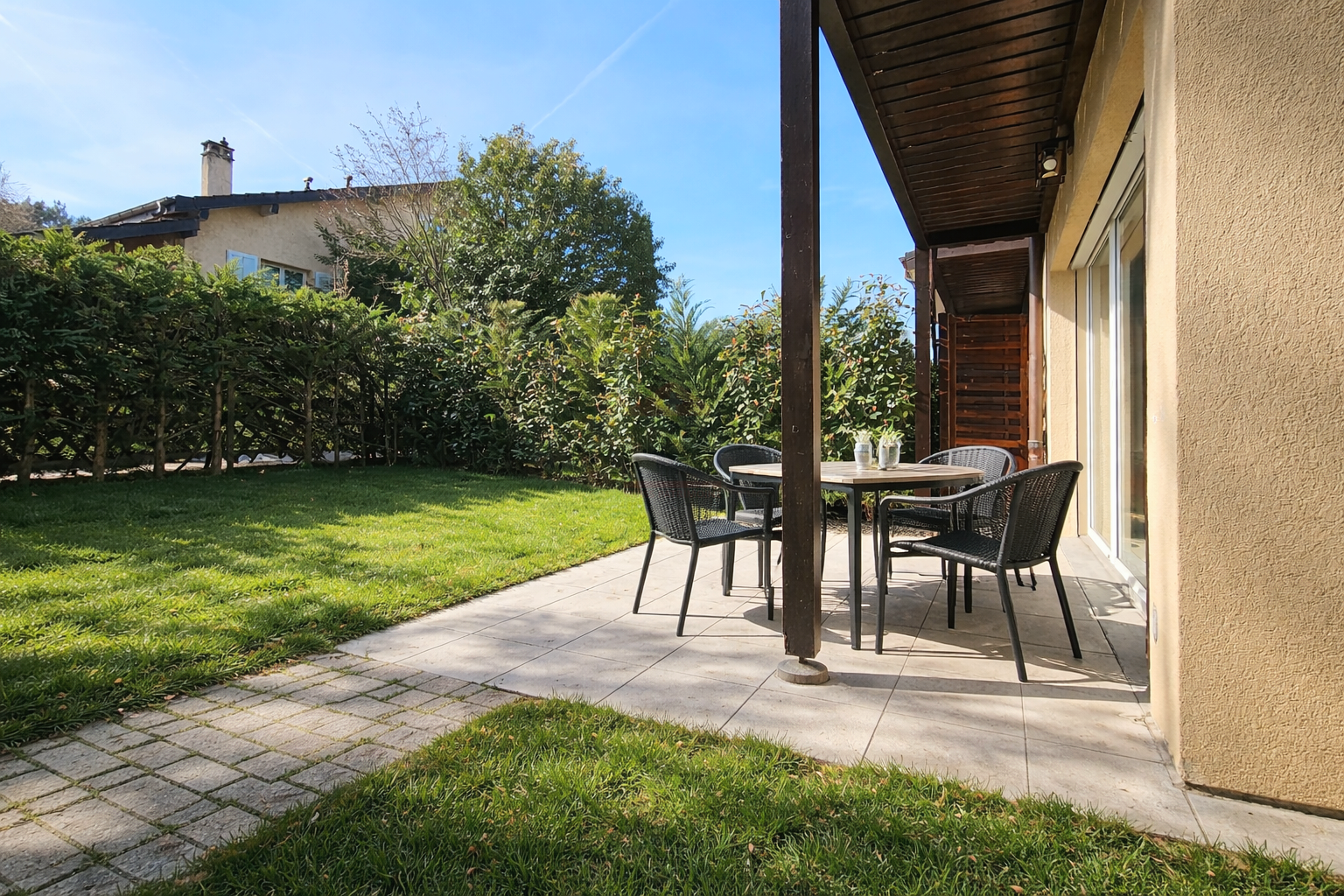 Maison jumelée entièrement rénovée en 2025 Jardin plein sud & volumes généreux