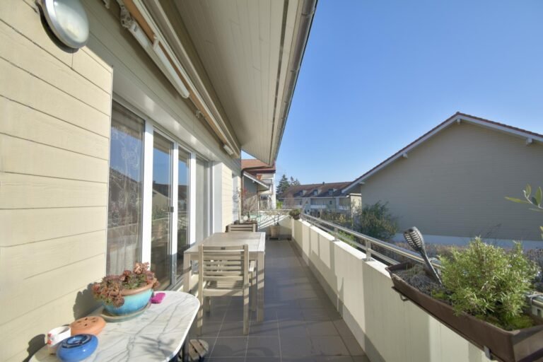 Balkon mit Ausblick auf Nachbargebäude