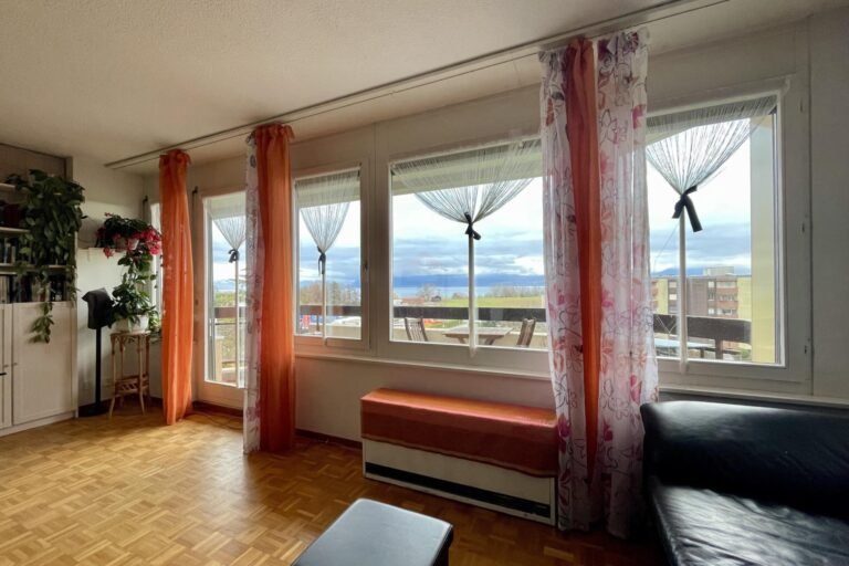 Wohnzimmer mit großflächiger Fensterfront