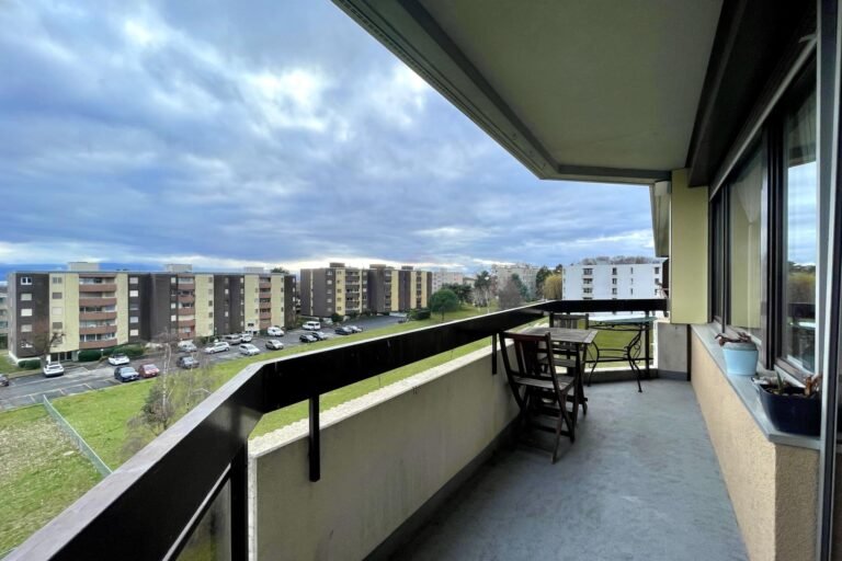 Balkon mit Blick auf Wohnanlage