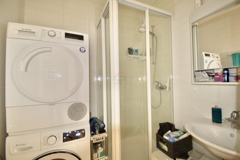 Badezimmer mit Waschtrockner