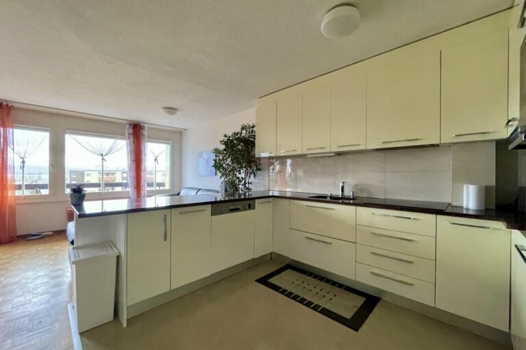 Offene Küche mit großem Fensterbereich