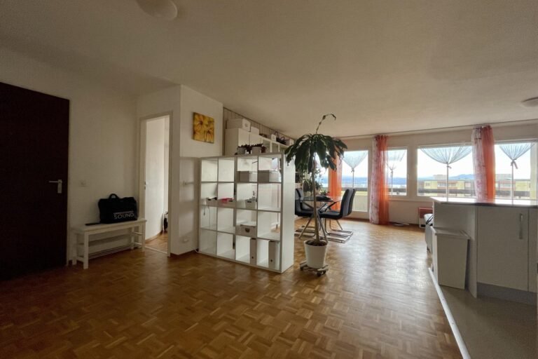 Helles Wohn-Esszimmer mit großer Fensterfront