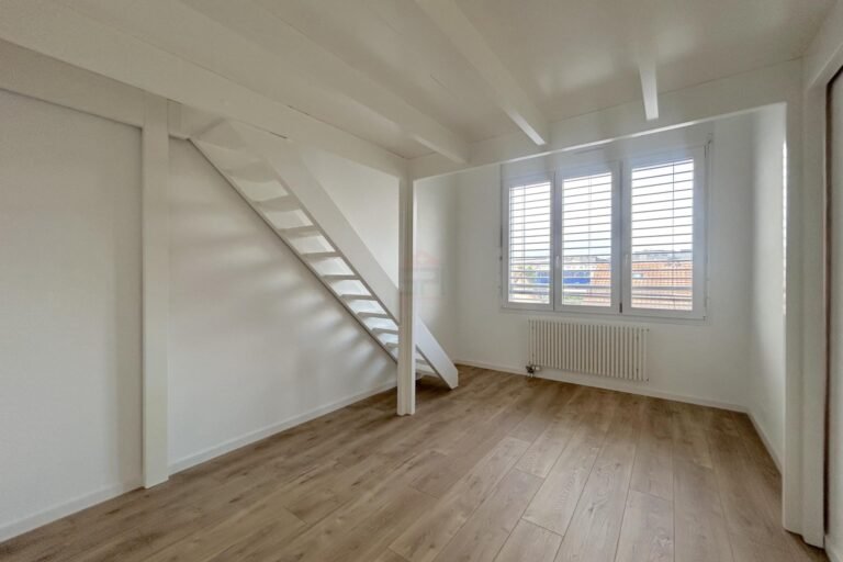 Heller leerer Raum mit Holzdekor und Treppe