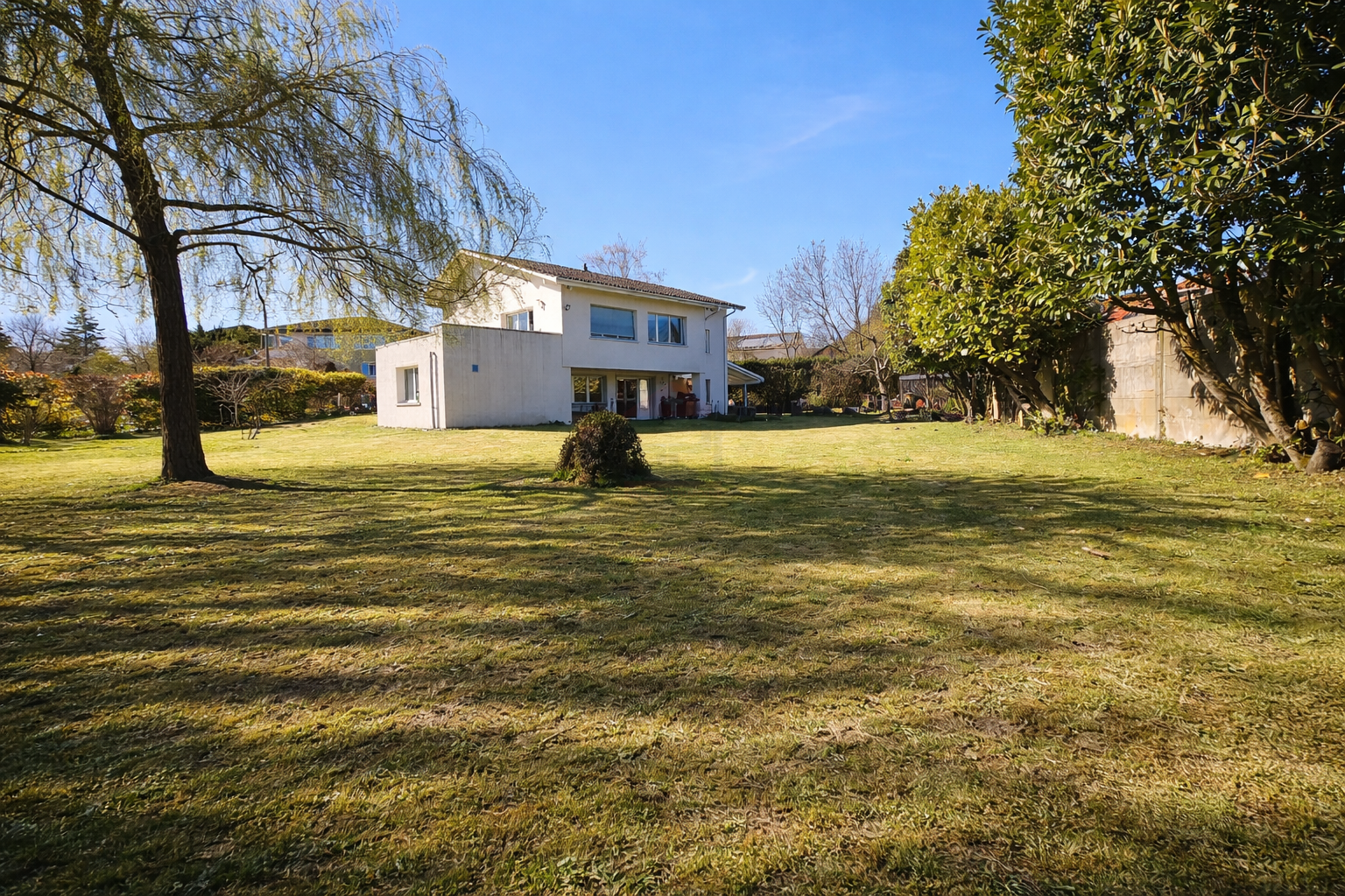 Élégante villa familiale avec grand jardin plat et fort potentiel – Founex