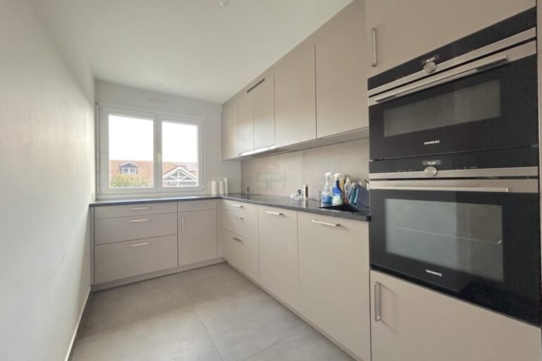 Moderne Einbauküche mit Fenster